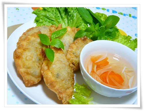 Bánh gối Nam Định có hình dáng nhỏ xinh, lớp vỏ mềm mại, là món quà vặt rất được học sinh Thành Nam ưa thích.