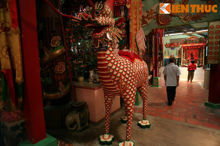 Điều làm nên sự độc đáo của ngôi chùa chính là hàng nghìn pho tượng được nặn bằng đất sét rất sinh động bài trí bên trong chùa. Các bức tượng ở đây thể hiện hình ảnh các vị Phật, Tiên, Thánh, Thần, linh vật... theo đặc trưng tín ngưỡng ở Nam Bộ.