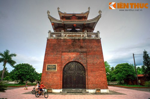 Những thế hệ sau này sẽ mãi mãi ghi nhớ công ơn của những người đã ngã xuống cho sự nghiệp thống nhất đất nước. Ảnh: Tháp chuông thành cổ Quảng Trị.