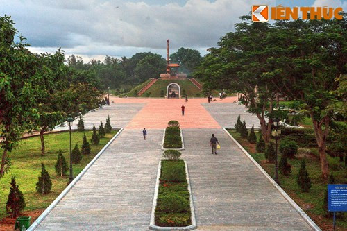 Tòa thành này được vua Gia Long cho xây dựng năm 1809, ban đầu được đắp bằng đất. Tới năm 1827 vua Minh Mạng cho xây lại bằng gạch. Thành có dạng hình vuông, chu vi tường thành gần 2.000m. Ảnh: Bên trong thành cổ Quảng Trị.