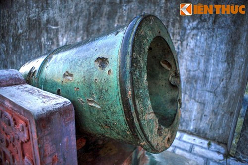 Trận chiến này đã kéo dài trong suốt 81 ngày đêm, giữa lực lượng Giải phóng phòng thủ trong thành với quân lực VNCH có sự yểm trợ bằng pháo binh và không quân Mỹ. Ảnh: Khẩu súng thần công cổ bên cổng thành với nhiều vết đạn trên nòng.