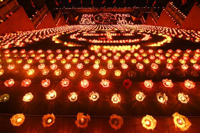 Mùa Vesak 2014 cũng ghi nhận lô đèn hoa đăng dâng cúng chư Phật nhiều nhất Việt Nam, với số lượng lên đến hàng vạn đèn.