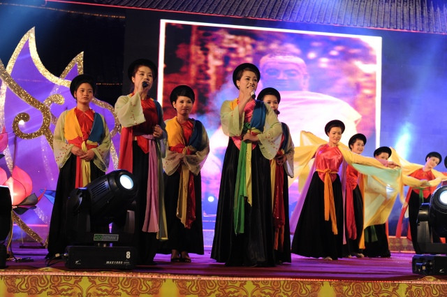 Diễn ra trong đêm 8/5, chương trình văn nghệ hoành tráng với chủ đề "Tâm sen trong lòng Phật” đã lập kỷ lục hội diễn văn nghệ Phật giáo có quy mô lớn nhất Việt Nam với sự tham gia biểu diễn của rất nhiều ngôi sao ca nhạc hàng đầu của Việt Nam và một số đoàn nghệ thuật của bạn bè Quốc tế đến từ Thái Lan, Ấn Độ, Campuchia...