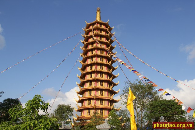 Khánh thành tháng 11/2014, Bảo tháp Đại Bi của chùa Phúc Lộc (Nam Định) là bảo tháp tôn trí tượng Phật, Bồ Tát bằng đồng nhiều nhất Việt Nam.