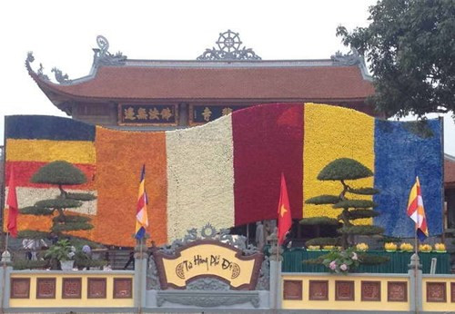 Vào ngày Phật đản 2014, lá cờ Phật giáo bằng hoa tươi lớn nhất châu Á đã được thực hiện ở Việt Nam với chiều dài 15m, rộng 4m với ý nghĩa ngày sinh của Đức Phật (15/4 Âm lịch) được tạo nên bởi 255.800 bông hoa tươi gồm cúc, lan môn, phăng, binh bông, biểu trưng cho năm Phật lịch 2558.