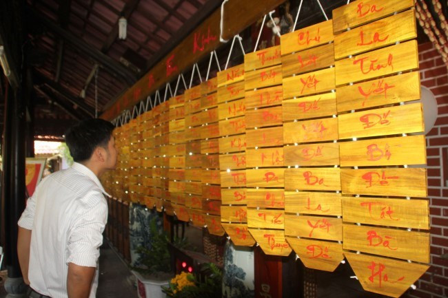 Trong năm 2014, Đại đức Thích Tịnh Trí (Quảng Nam) đã thực hiện bức thư pháp viết bài Bát Nhã Tâm Kinh trên tấm sáo bằng gỗ mít có kích thước lớn kỷ lục, dài 4m, ngang 1m, gồm 270 thanh gỗ kết thành.