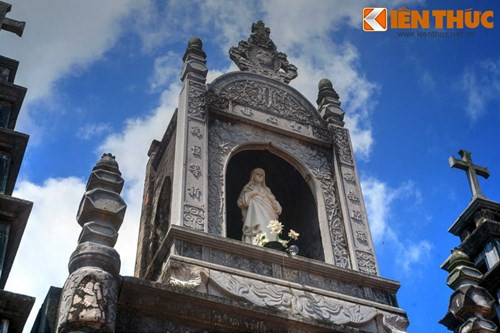 Có thể coi đây là một trong những công trình hoàn toàn làm bằng đá tráng lệ nhất ở Việt Nam hiện nay.