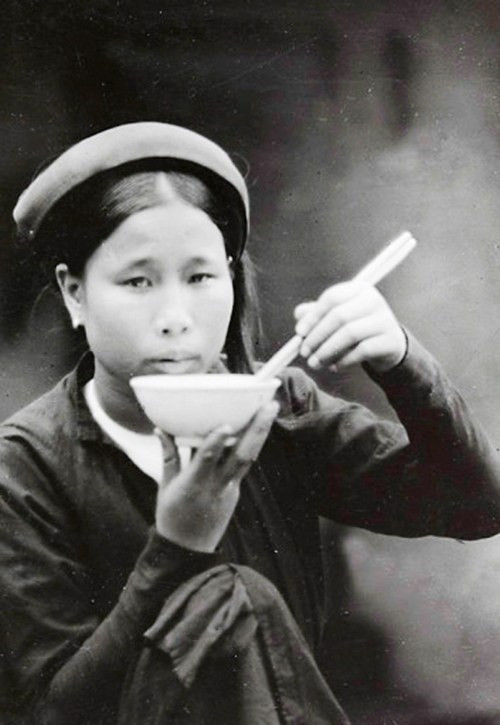 Bữa trưa của thôn nữ.