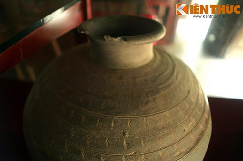 Theo sử liệu, từ thời Minh Mạng đến Khải Định, làng được gia ân mỗi tháng phải tiến vua 30 cái “om ngự” để cúng tiến vua.
