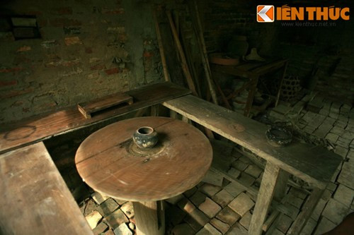 Chất liệu chính om là đất sét loại hảo hạng được khai thác ở vùng Diên Khánh (Quảng Trị), nung theo kỹ thuật riêng của nghệ nhân làng Phước Tích. Ảnh: Bàn xoay gốm của nghệ nhân làng Phước Tích.