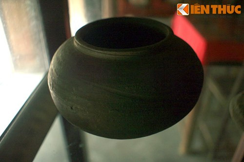 Điểm đặc biệt nhất của loại om này là chỉ được dùng một lần rồi bỏ. Ảnh: Một chiếc "om ngự" trong phòng trưng bày.