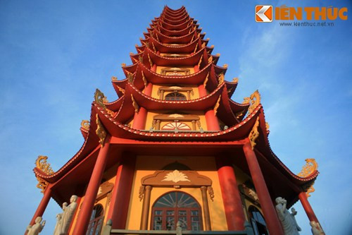 Tháp được thiết kế theo phong cách truyền thống của chùa tháp Việt Nam.