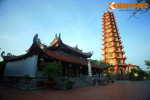 Đây là một ngôi chùa nỏi tiếng trong quần thể di tích Phủ Dày ở tỉnh Nam Định.