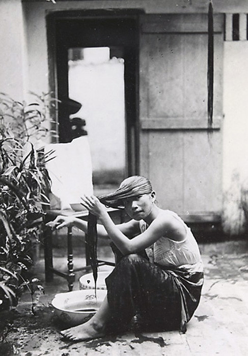 Thiếu nữ An Nam gội đầu.