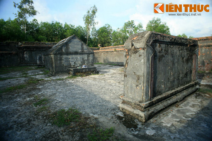 Sau bình phong này là mộ phần.