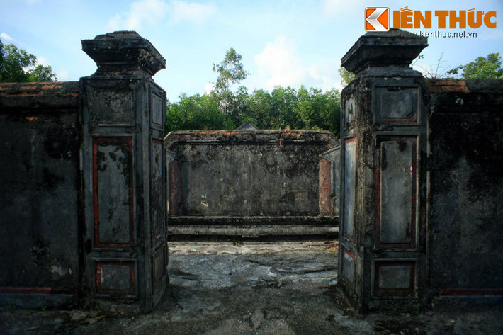 Vòng thành trong có hai trụ cổng. Phía sau hai trụ cổng là một bình phong khác.