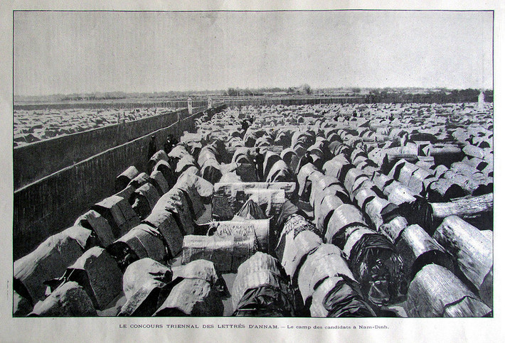 Cảnh lều chõng tại khoa thi Canh Tý (1900). Thi Hương là cuộc thi cử liên tỉnh, theo lệ ba năm tổ chức một lần về Nho học do triều đình tổ chức để tuyển chọn người có tài, học rộng và bổ nhiệm làm quan. Ảnh tư liệu.
