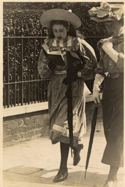 Một cô gái trẻ đọc sách khi đi trên phố ở London, khoảng năm 1900. Ảnh: Vintag.