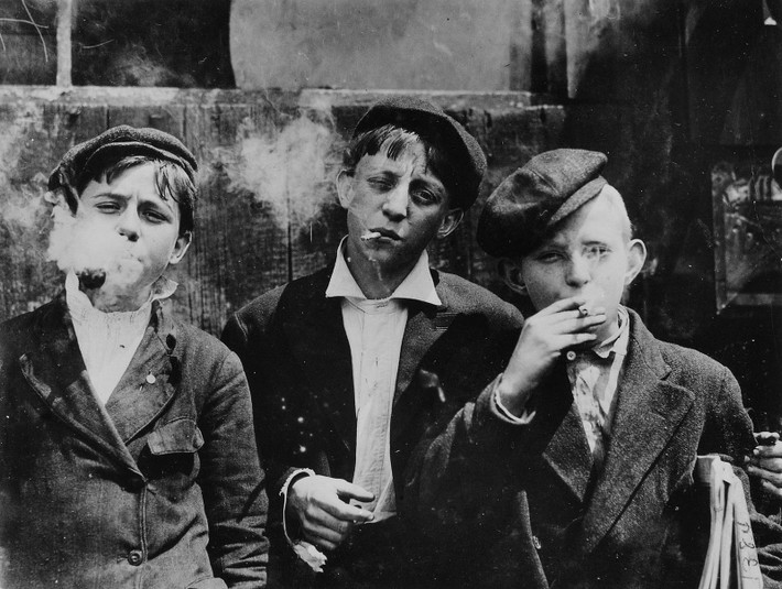 Các thiếu niên phì phèo thuốc lá ở ở St. Louis, Missouri, nước Mỹ năm 1910. Ảnh: Vintag.