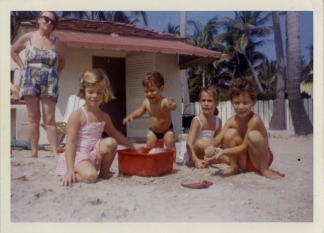 Caroline và John F. Kennedy Jr., hai con của Tổng thống Mỹ Kennedy chơi đùa trên bãi cát cùng bạn bè, tháng 5/1962.
