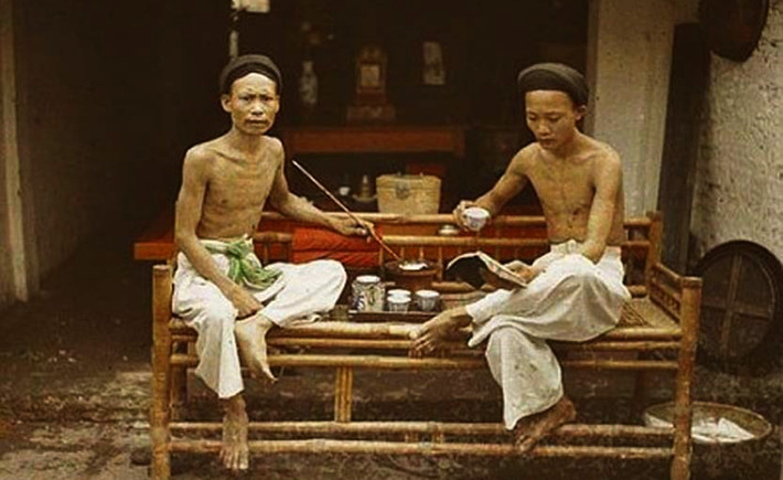Việc tiêu thụ thuốc phiện tràn lan khắp mọi miền đã dẫn đến sự tàn phá sức khỏe cũng như suy đồi văn hóa của hàng trăm nghìn người Việt giai đoạn này. Ảnh tư liệu.