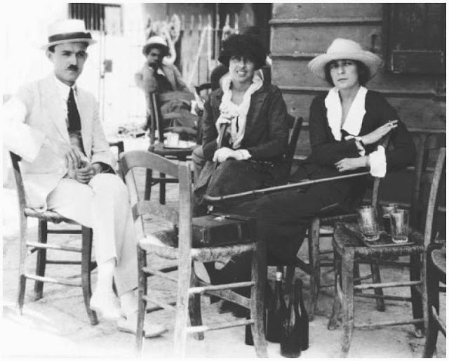 Khi quân Đức xâm lược Pháp năm 1939, Flanner và Solano buộc phải rời Paris. Trở về sau chiến tranh, họ bắt đầu lại mọi thứ.