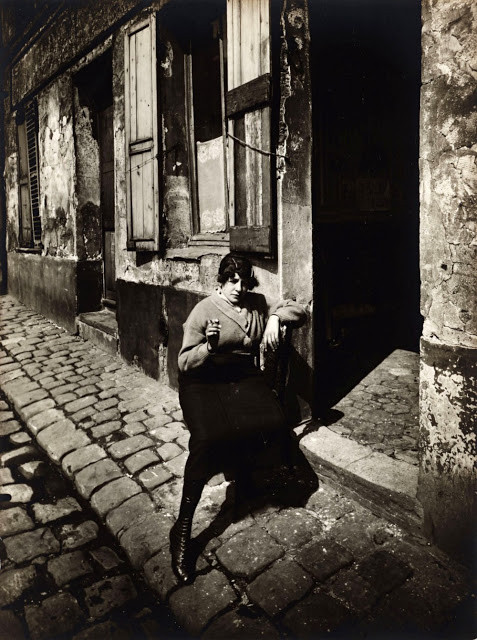 Cô Villette, một gái bán hoa bình dân đứng ngoài nhà thổ của mình trên phố Asselin, 1921. Ảnh: Eugène Atget.