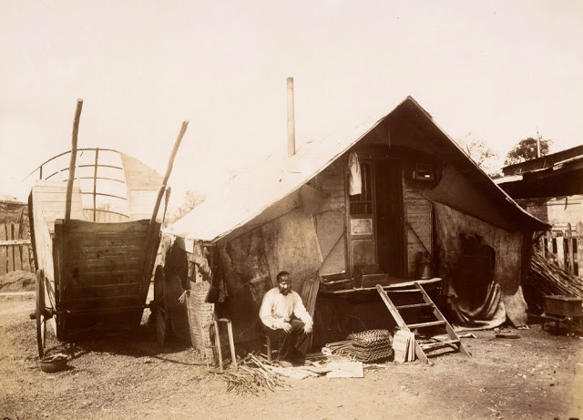 Túp lều tạm bợ của một người làm nghề nhặt rác ở Paris năm 1910. Ảnh: Eugène Atget.