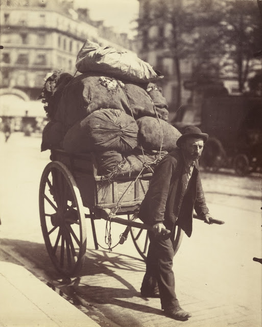 Người đàn ông làm nghề nhặt rác kéo xe chất đầy các túi rác, Paris năm 1899. Ảnh: Eugène Atget.