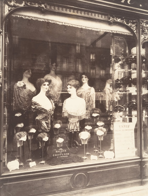 Cửa hàng tóc giả trên đại lộ Strasbourg, 1910. Ảnh: Eugène Atget.