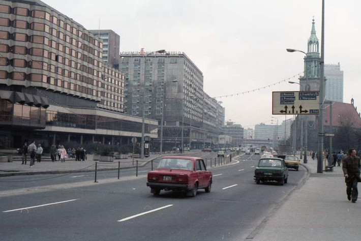 Tháng 2/1973, Dittrich bắt đầu tham gia khóa huấn luyện điệp viên tại Đông Berlin. Ông được dạy về kỹ thuật mật mã, cách thức trao nhận "hàng" và một số kỹ năng gián điệp kinh điển. Sau đó, ông tham gia một khóa học Anh ngữ và văn hóa phương Tây. Ảnh: Vintag.