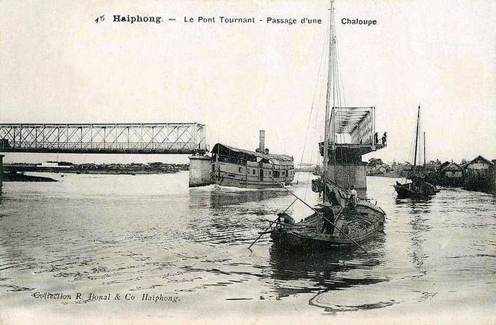 Một nhịp của cầu Quay có thể quay để tàu thuyền qua lại. Ảnh tư liệu.