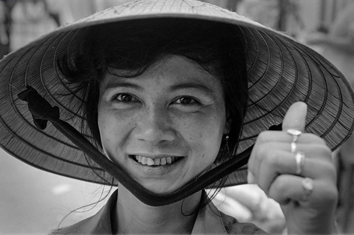 Chân dung một phụ nữ Việt Nam làm nghề bán hàng rong ở Tây Ninh, 1999. Ảnh:Mike Huddleston.