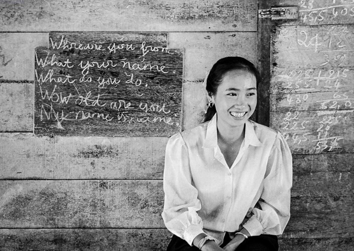 Một người đẹp trong một nhà máy sản xuất bánh kẹo ở đồng bằng sông Cửu Long, 1994. Ảnh:Mike Huddleston.