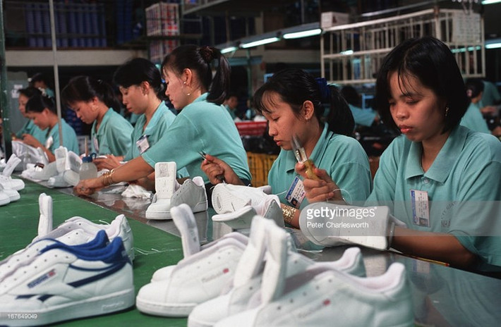 Nữ công nhân nhà máy giày Reebook ở TP HCM, 1997.Ảnh:Peter Charlesworth / Getty.