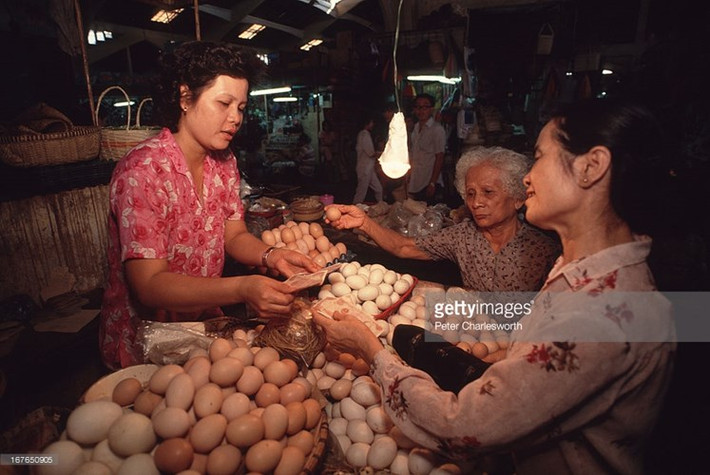 Những người phụ nữ tại quầy bán trứng ở chợ Bến Thành, TP HCM năm 1990. Ảnh: Peter Charlesworth /Getty.