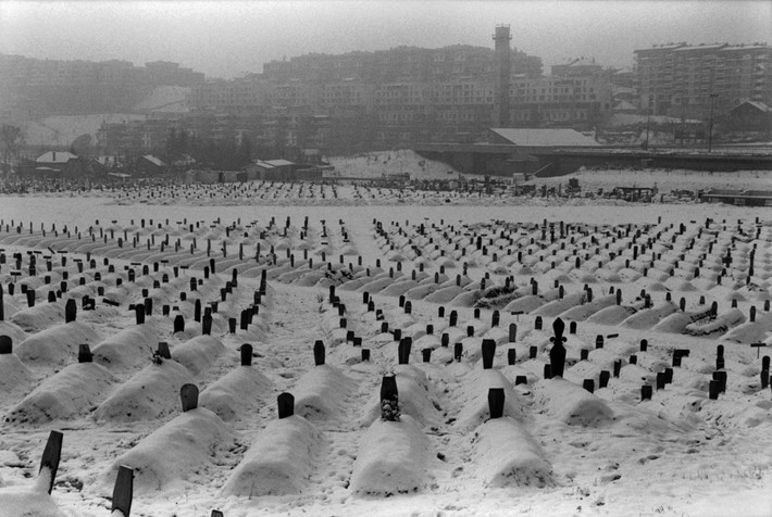 Một nghĩa trang Hồi giáo chìm trong tuyết ở Sarajevo, 1993. Trước khi chiến tranh Nam Tư bùng nổ, nơi này từng là sân bóng. Ảnh: A. Abbas/ magnum Photos.