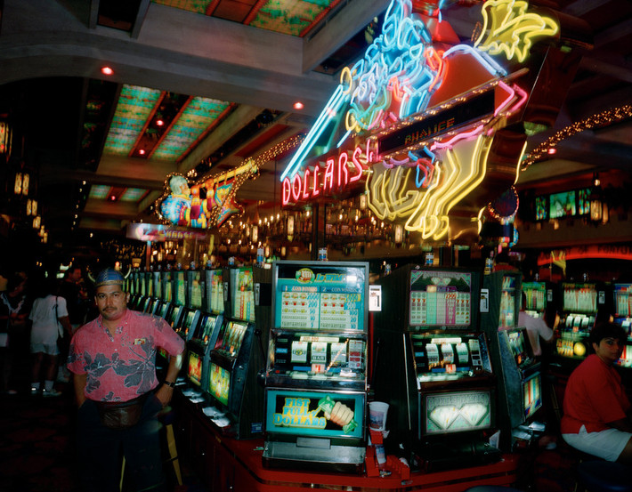 Ánh đèn neon rực rỡ là khung cảnh đặc trưng trong các sòng bài ở Las Vegas. Ảnh: Carl De Keyzer/ Magnum Photos.