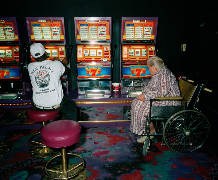 Một cụ bà ngồi xe lăn tìm kiếm vận may ở thiên đường cờ bạc Las Vegas. Ảnh: Carl De Keyzer/ Magnum Photos.
