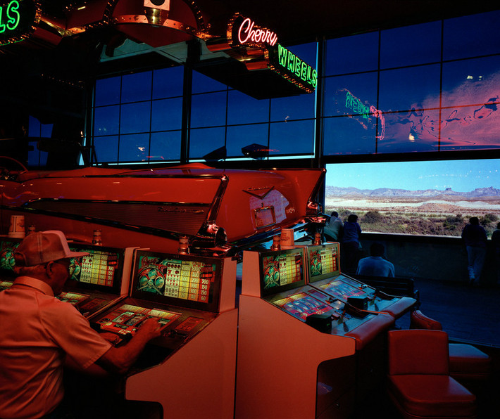 Một sòng bạc với view toàn cảnh sa mạc Mojave ở Las Vegas. Ảnh: Carl De Keyzer/ Magnum Photos.