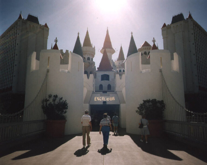 Lối vào khách sạn - sòng bạc Excalibur ở Las Vegas năm 1993. Ảnh: Carl De Keyzer/ Magnum Photos.
