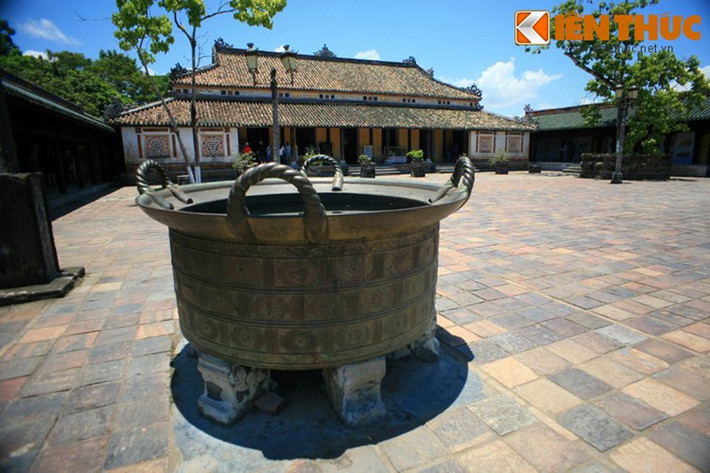 Tại cố đô Huế hiện còn lưu giữ và trưng bày 15 chiếc vạc đồng cổ, gồm 11 chiếc được đúc từ thời các chúa Nguyễn, 4 chiếc được đúc vào thời vua Minh Mạng.