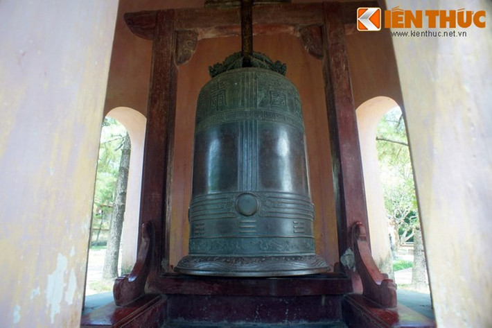 3. Đại hồng chung chùa Thiên Mụ là quả chuông lớn được chúa Nguyễn Phúc Chu cho đúc năm 1710 để cúng dường Tam bảo chùa Thiên Mụ - ngôi đệ nhất cổ tự của xứ Huế.