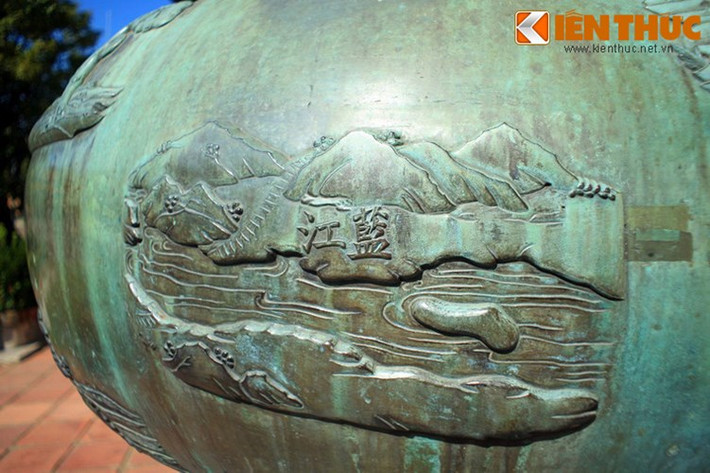 Mỗi cổ vật bằng đồng này được chạm khắc 17 bức họa tiết và 1 bức họa thư, gồm các chủ đề về vũ trụ, núi sông, chim thú, sản vật, vũ khí... Các bức chạm tập hợp thành bức tranh toàn cảnh của đất nước Việt Nam thống nhất thời nhà Nguyễn.