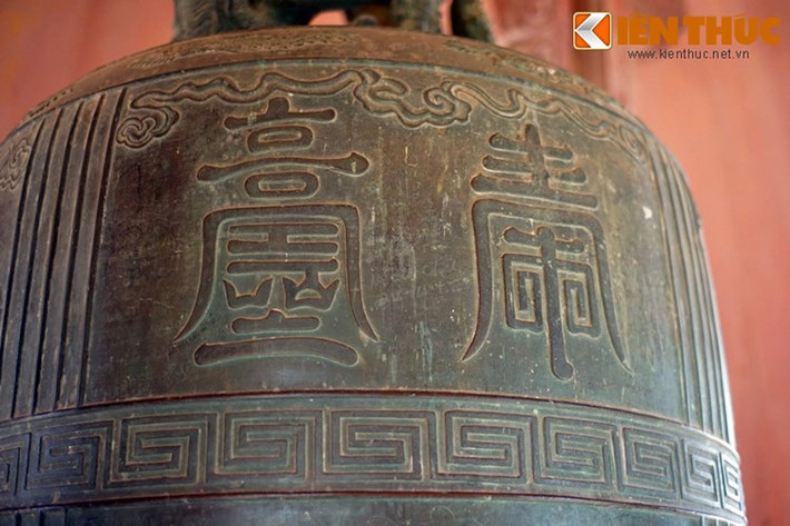 Chuông cao 188cm chưa tính quai, đường kính miệng 140cm, đường kính thân 114,6cm, trọng lượng 1.985,8kg. Chuông được tạo hình cân đối, trên thân được chạm trổ họa tiết tinh vi, sắc nét thể hiện sự dung hòa cả ba luồng tư tưởng lớn của Á Đông là Phật giáo, Khổng giáo và Lão giáo.