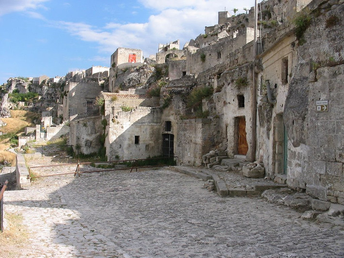 Trải qua nhiều thế kỷ tồn tại, Craco đã phát triển sầm uất với nhiều tòa nhà bằng đã bề thế. Dù vậy, thị trấn cũng phải chịu nhiều thảm họa như trận dịch hạch năm 1656, hay bị cướp biển chiếm đóng năm 1861. Ảnh: Pinterest.