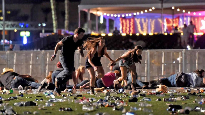 1. Đêm 1/10 vừa qua, tại thành phố Las Vegas của Mỹ đã xảy ra một vụ xả súng kinh hoàng nhằm vào khoảng 40.000 người tham dự lễ hội âm nhạc đồng quê Route 91 Harvest. Với trên 50 người thiệt mạng và 200 người bị thương, đây là vụ xả súng đẫm máu nhất trong lịch sử Mỹ. Ảnh: NBC News.