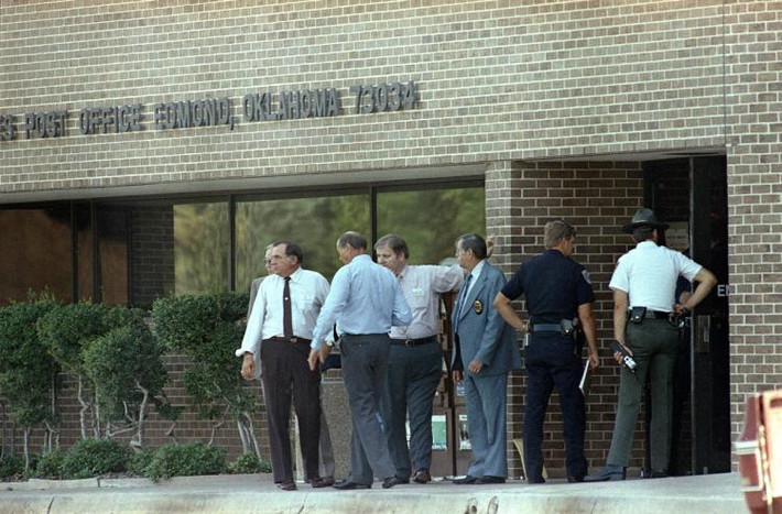 8. Ngày 20/8/1986, nhân viên bưu chính làm việc bán thời gian, Patrick Henry Sherrill trang bị ba súng ngắn, tấn công giết chết 14 đồng nghiệp ở bưu điện Edmond, bang Oklahoma. Sau đó kẻ phạm tội đã tự bắn một viên đạn vào đầu mình. Ảnh: NY Daily News.