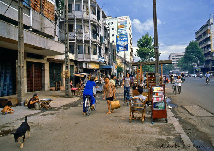 Chú chó mực lang thang trên đường Trần Hưng Đạo, 1990. Ảnh: Hiroji Kubota.