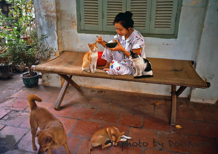 Bữa trưa của cô gái và đàn vật cưng, 1990. Ảnh: Hiroji Kubota.
